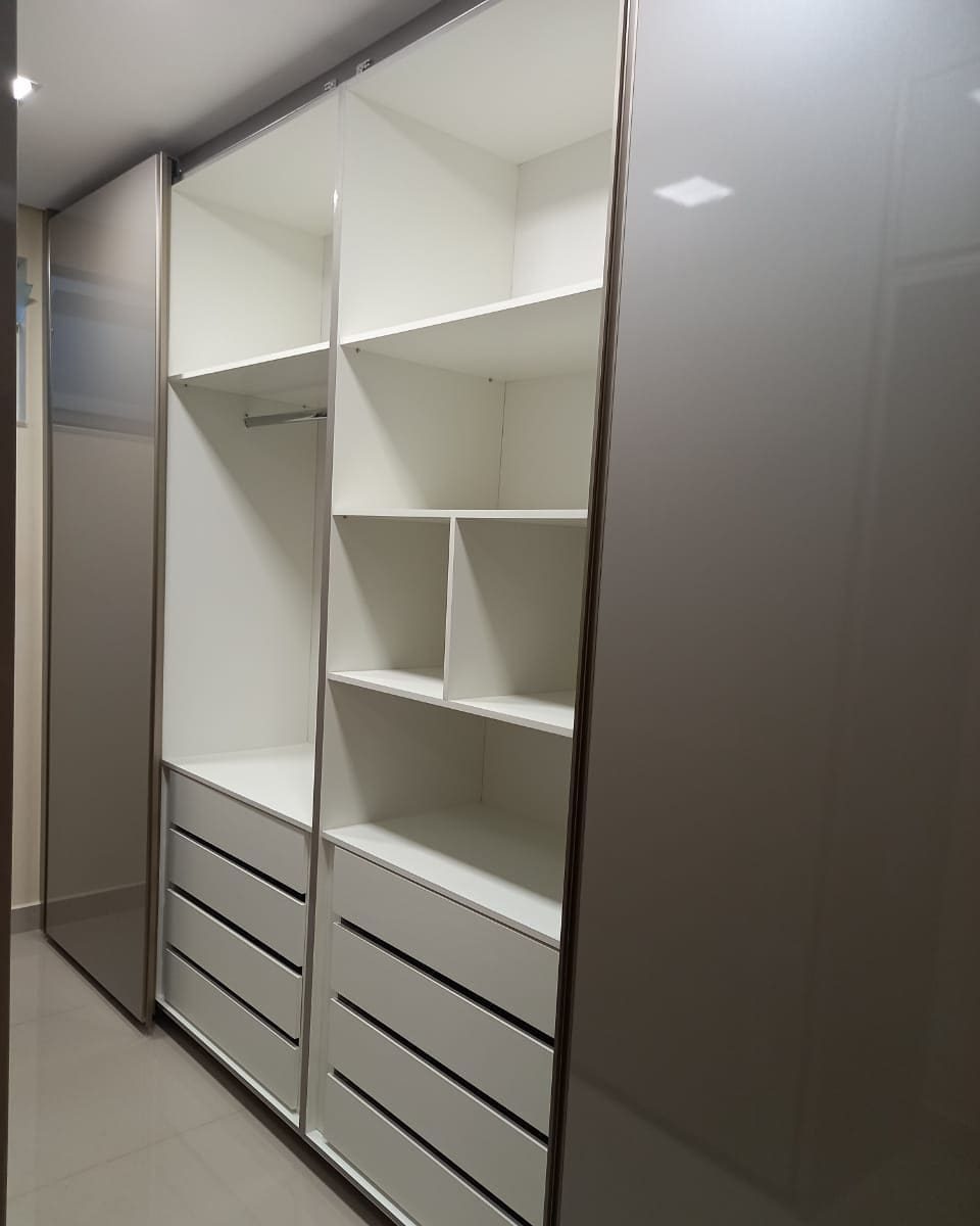Guarda-roupa com porta de correr fendi, nichos e gavetas brancas