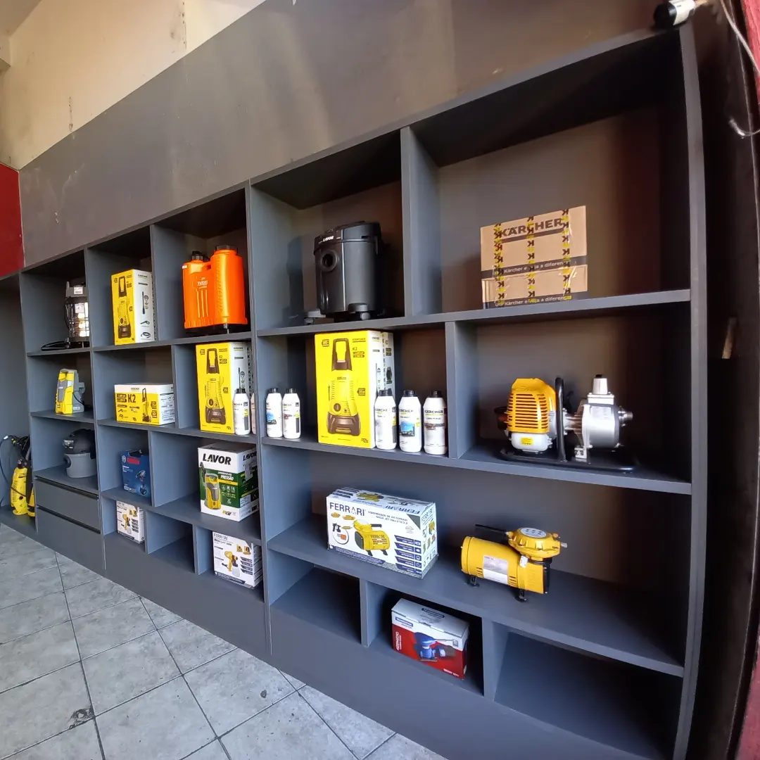 Estante comercial grafite com nichos cheios de produtos