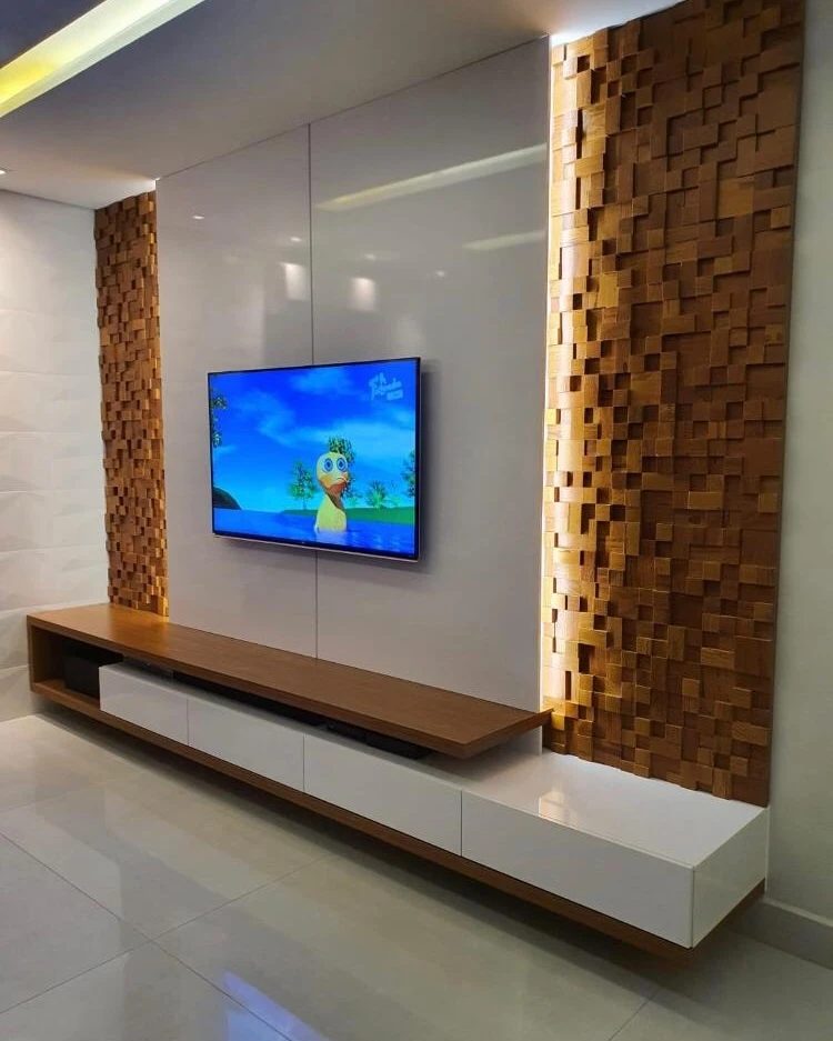 Painel de TV em laca clara entre dois pilares de mosaico de madeira